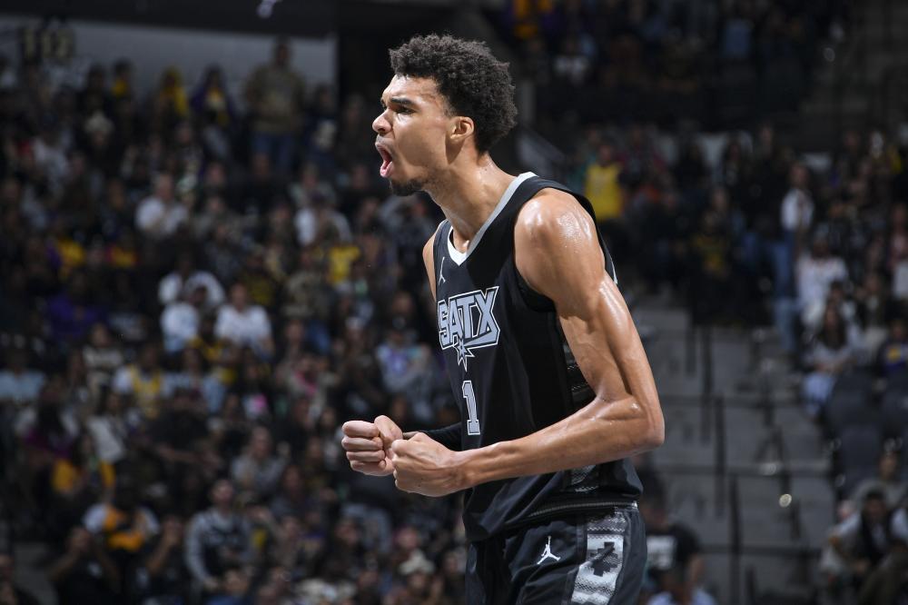 她用行动传 她用行动传