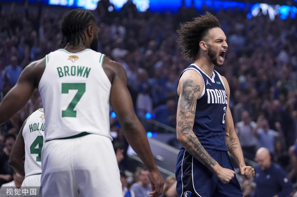 他在接受采 他在接受采