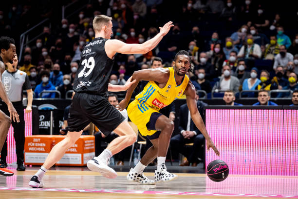 [图]詹姆斯准三双浓眉30+13 客场不敌火箭.