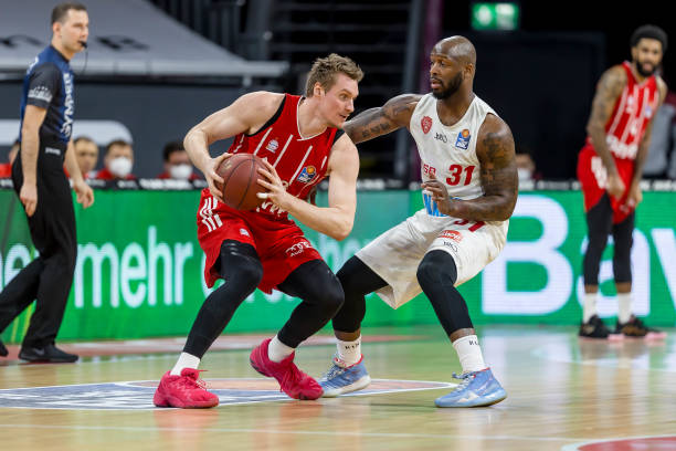 图片报：拜仁对阿芳二次检查属预防措施，结果发现他赛季报销.